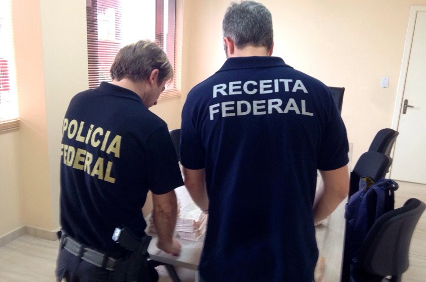 Agentes da Polícia Federal e da Receita Federal cumprem mandado de busca e apreensão – Foto: Reprodução/Receita Federal