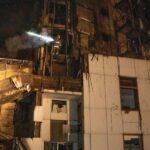Bombeiro nos destroços de hotel atingido por ataque russo em Odesa, na Ucrânia