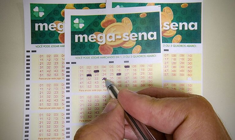 22/06/2023 - Brasília - Volantes da Mega Sena sendo preenchidos para apostas em casas lotéricas da Caixa. Foto: Rafa Neddermeyer/Agência Brasil
