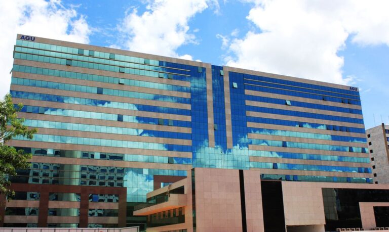 Fachada do edifício sede da Advocacia-Geral da União (AGU), localizado no Setor de Autarquias Sul em Brasília (DF)