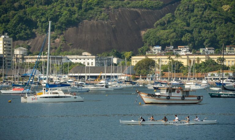 Rio de Janeiro (RJ), 14/09/2023 – Embarcações na Baía de Guanabara, na zona sul da capital fluminense. Foto: Tomaz Silva/Agência Brasil