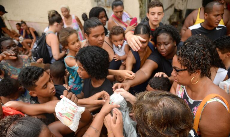 Rio de Janeiro (RJ), 27/09/2023 – Crianças recebem doces de devotos no dia de São Cosme e Damião, no Andaraí, zona norte da capital fluminense. Foto: Tomaz Silva/Agência Brasil