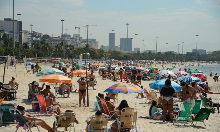 Rio de Janeiro (RJ), 24/08/2023 – Cariocas e turistas vão à praia do Flamengo, na zona sul da capital  fluminense em dia de forte calor na cidade. Foto: Tomaz Silva/Agência Brasil/Arquivo