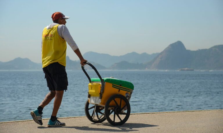 Rio de Janeiro (RJ), 24/08/2023 – Cariocas e turistas vão à praia do Flamengo, na zona sul da capital  fluminense em dia de forte calor na cidade. Foto: Tomaz Silva/Agência Brasil