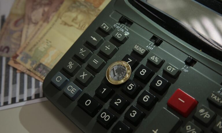 Economia, Moeda, Real,Dinheiro, Calculadora
Foto: Marcello Casal Jr/Agência Brasil/Arquivo