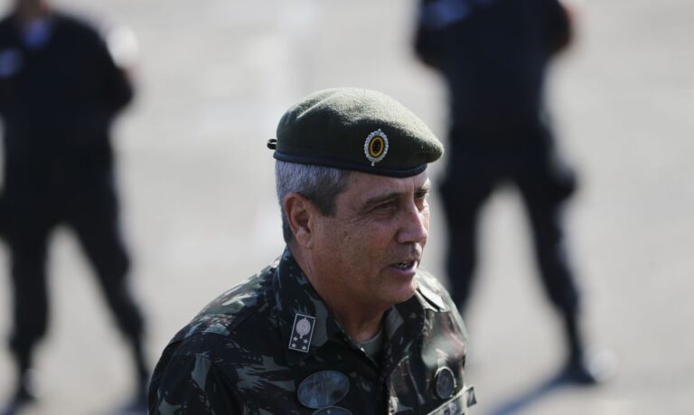 O interventor federal na segurança pública do estado do Rio de Janeiro, general Walter Braga Netto, participa da solenidade de entrega de 265 viaturas para Polícia Militar do Rio, no Monumento aos Mortos da Segunda Guerra Mundial.