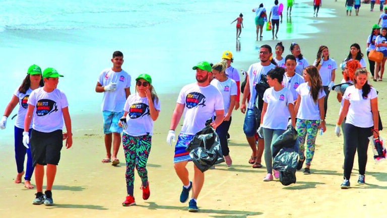 Participantes vão distribuir informações sobre a importância de manter limpas as áreas de praia. Foto: Joana Lima