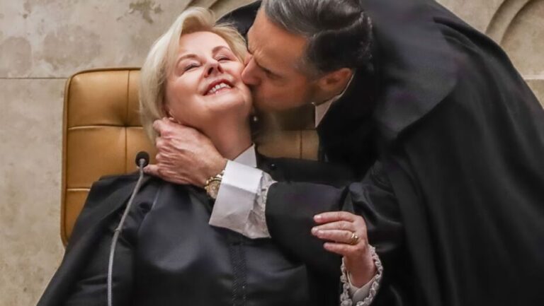 Barroso beijando a ministra Rosa Weber, que se aposenta neste mês / Foto: Valter Campanato - Agência Brasil