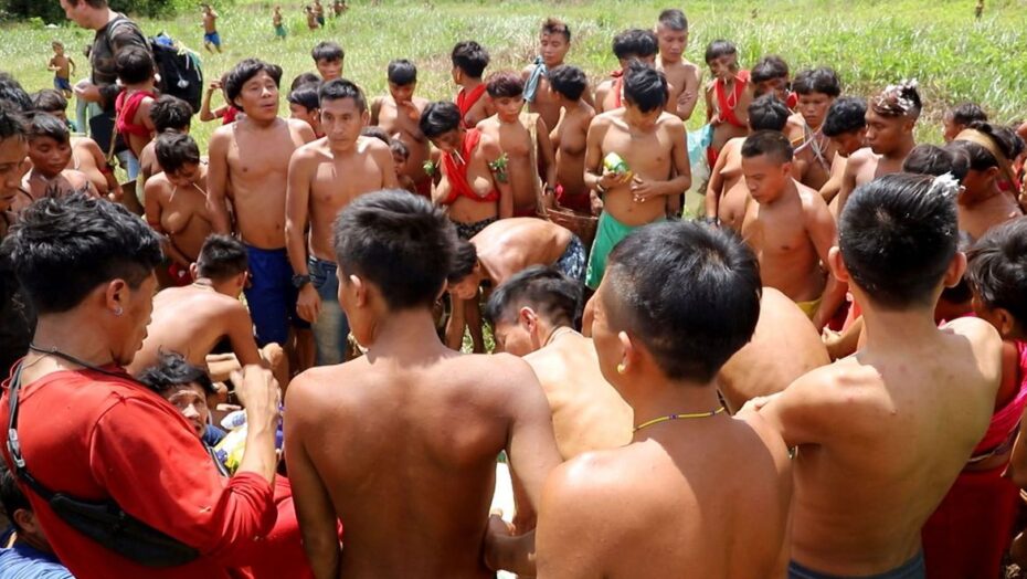 marco temporal indigenas reunidos apos a chegada de comida