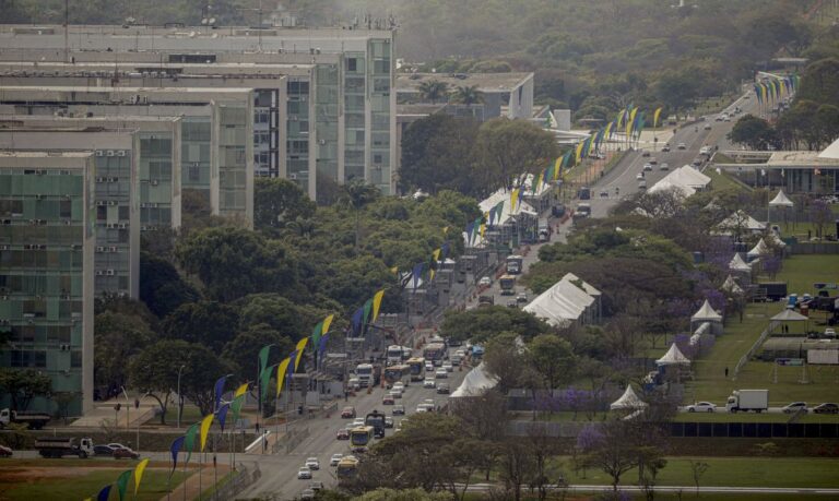 Brasília (DF) - 05/09/2023 - Vista da Esplanada dos Ministérios preparada para receber o desfile de 7 de setembro
Foto: Joédson Alves/Agência Brasil