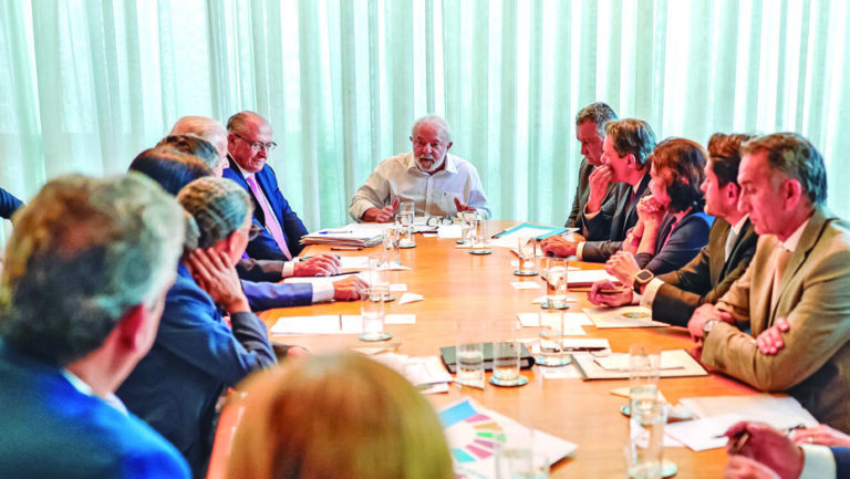 Presidente Lula (PT) reunido com o vice-presidente Geraldo Alckmin (PSB) e ministros nesta terça-feira 25. Foto: Ricardo Stuckert/PR