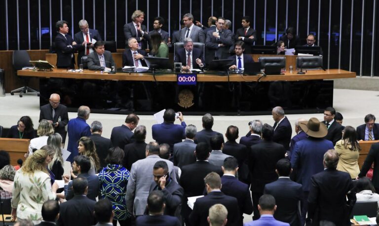 Brasília (DF) 05/07/2023 Plenário da Câmara começou o debate e o deputado, Aguinaldo Ribeiro, fez a leitura do relatório da reforma tributária Foto Lula Marques/ Agência Brasil.