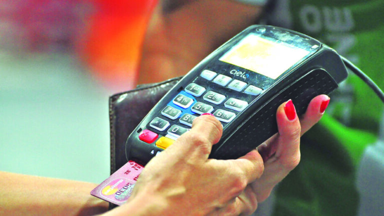 Mesmo com facilidade do pagamento via PIX, compras parceladas são a preferência do consumidor brasileiro, de acordo com pesquisa divulgada pela Serasa. Foto: José Aldenir/Agora RN