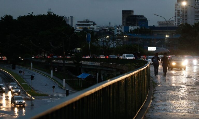São Paulo (SP),14/03/2023 - Chuva deixa São Paulo em estado de atenção no final da tarde, vista no Viaduto Pompéia. Foto: Fernando Frazão/Agência Brasil
