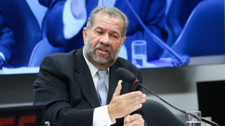 Ministro Carlos Lupi fala sobre juros do consignado. - Foto: Lula Marques/Agência Brasil