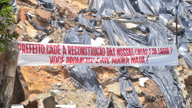 O desabamento do muro de contenção da lagoa de captação Ouro Preto, em Neópolis, causou o deslizamento de parte de oito residências. Foto: José Aldenir/Agora RN