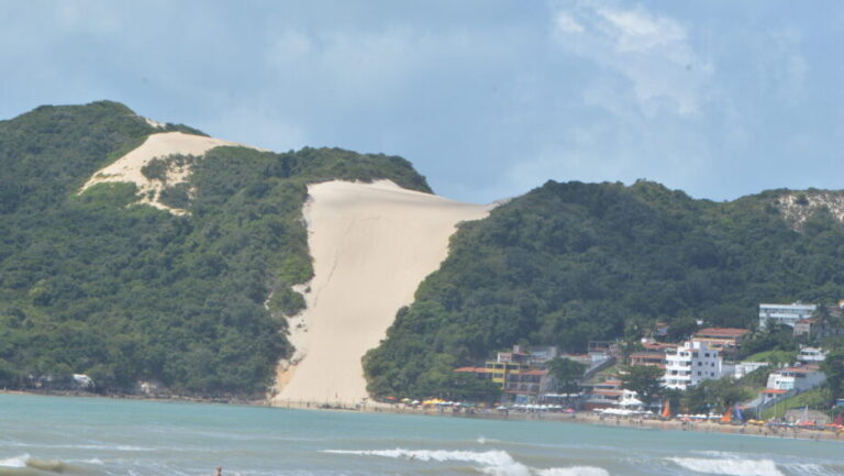 O boletim informa que a praia de Ponta Negra é um ponto que está impróprio para banho - Foto: José Aldenir/Agora RN pontos improprios