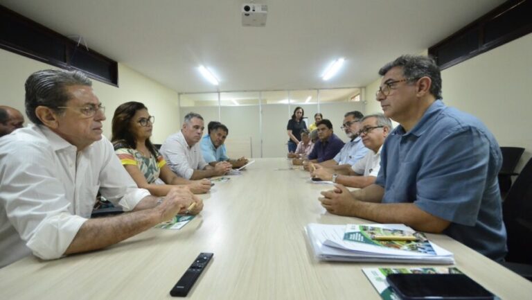 Paulo Varella (esq.) e José Vieira (dir.) em reunião sobre taxação da água bruta no Rio Grande do Norte