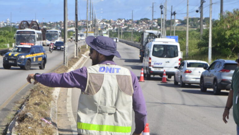 Funcionário a serviço do DNIT acompanha obras na Ponte de Igapó, em Natal. Foto: José Aldenir/ AGORA RN