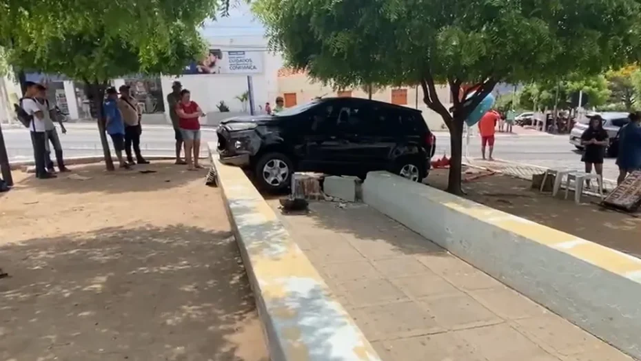 Carro avançou na praça e fez duas vítimas / Foto: reprodução