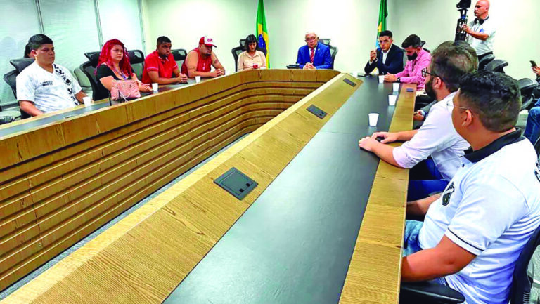 Reunião entre integrantes de torcidas organizadas e secretário Coronel Araújo / Foto: Sesed