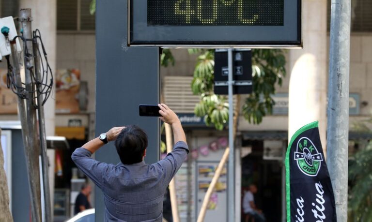 Rio de Janeiro (RJ), 24/08/2023 - Rio de Janeiro (RJ), 24/08/2023 - Termômetro, no centro da cidade, chega a marcar 40 graus em meio a forte onda de calor. Foto:Tânia Rêgo/Agência Brasil