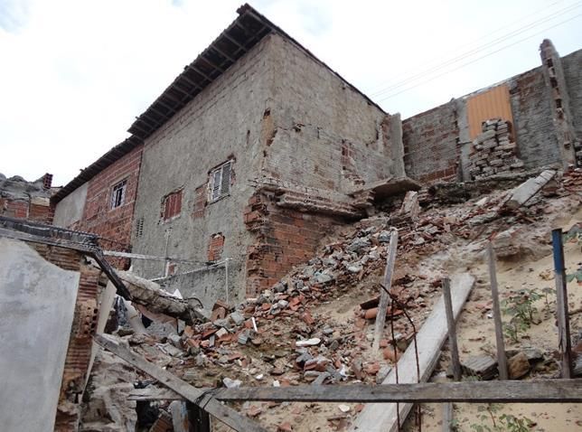Imagem dos destroços de uma residência que desabou, no bairro de Mãe Luíza.