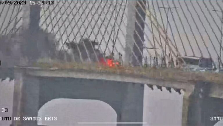 Carro pega fogo em cima da Ponte Newton Navarro. Foto: Reprodução/STTU