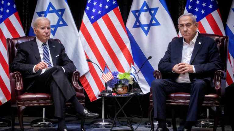 O presidente dos EUA, Joe Biden, durante reunião com o premiê israelense, Binyamin Netanyahu, em Tel Aviv - Miriam Alster/via Reuters