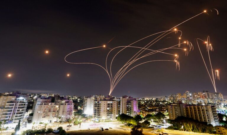Foguetes disparados em Israel a partir de Gaza. REUTERS/AMIR COHEN