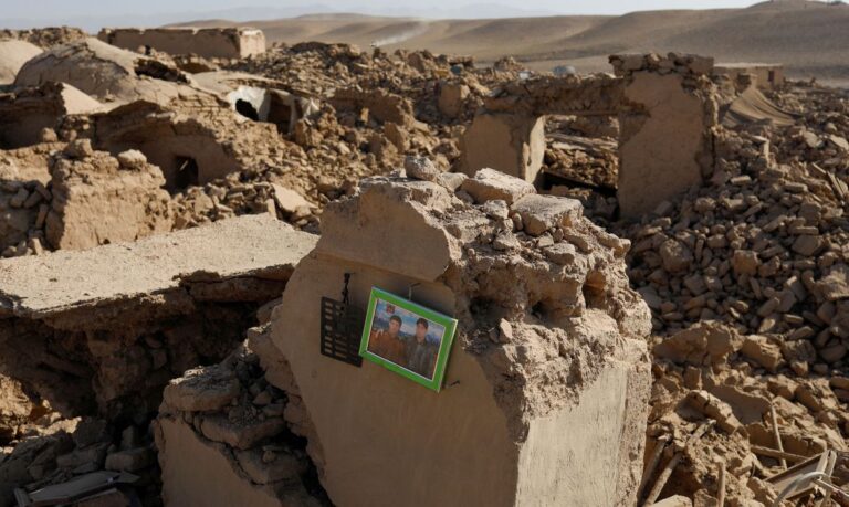 Terremoto na província de Herat, no Afeganistão. REUTERS/Ali Khara