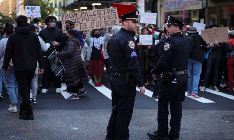 Policiais observam manifestação pró-palestinos em Nova York