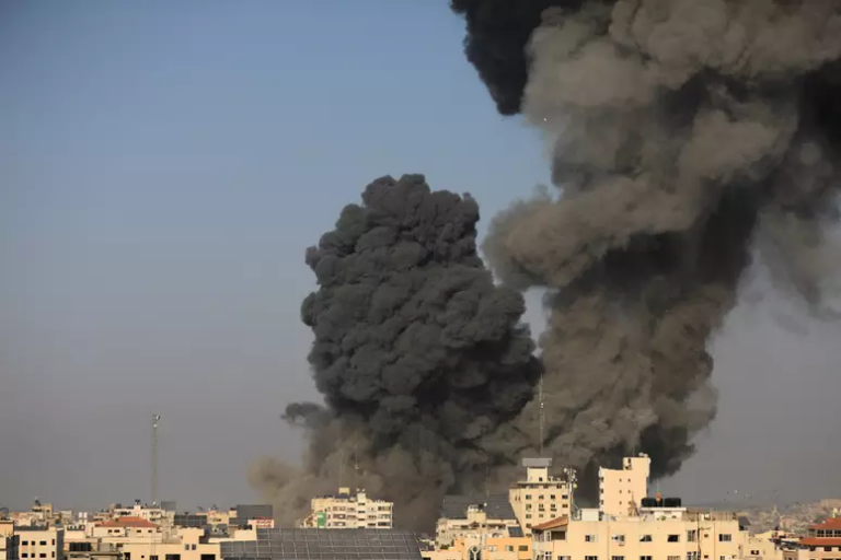 Bombardeios de Israel em Gaza. Foto: REUTERS/Yasser Qudih.