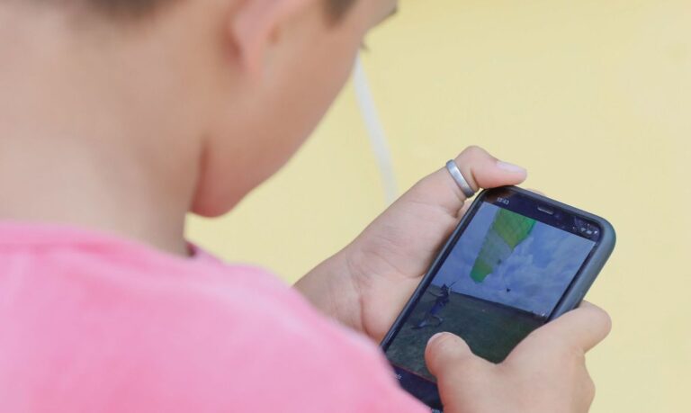 Crianças assistem vídeos em celulares conectados no programa “Wi-fi na Praça”