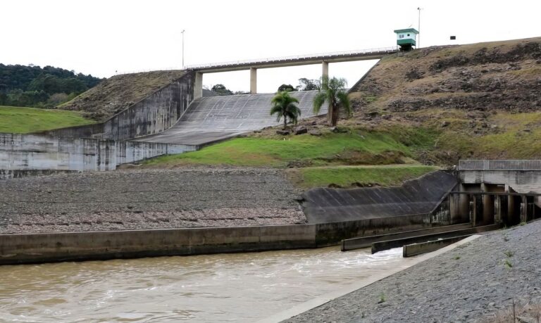 Santa Catarina - Chuvas: após 2ª morte, Santa Catarina decreta fechamento de barragens. Barragem de Ituporanga. Foto: Defesa Civil de Santa Catarina
