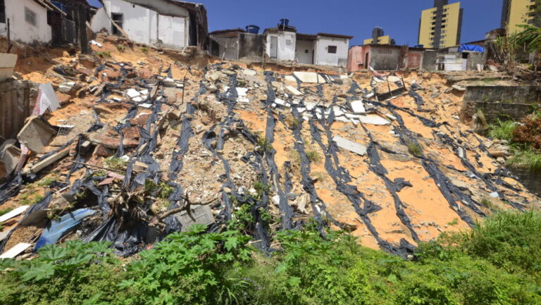 Em Neópolis, casas desabaram no dia 21 de agosto, assim como o muro de contenção de uma lagoa de captação. Foto: José Aldenir / Agora RN