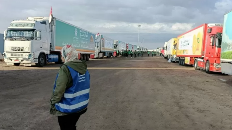 Caminhões com auxilio humanitário permanecem na fronteira do Egito / Foto: reprodução