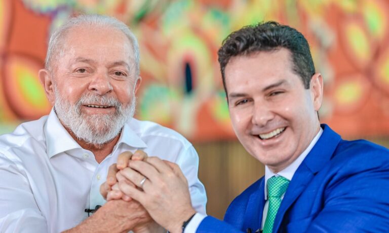 23/10/2023, O presidente Lula e o ministro Juscelino Filho, posam para foto, durante cerimônia por videoconferência para entrega de 1.651 moradias do programa Minha Casa, Minha Vida em quatro estados. Foto: Ricardo Stuckert/ PR