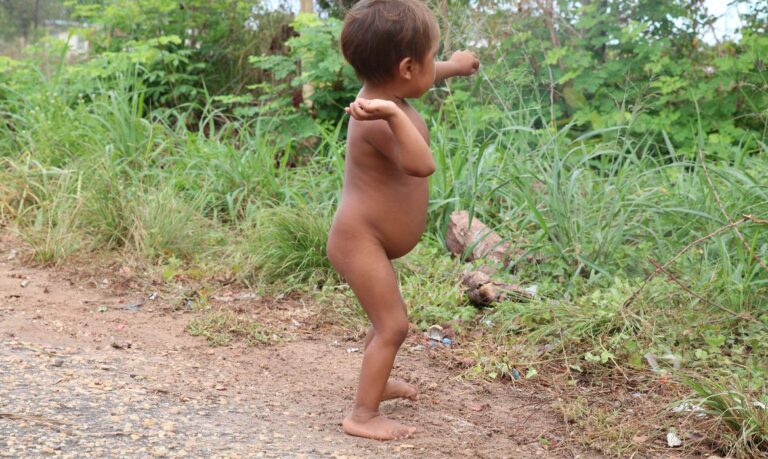 Boa Vista (RR), 15/02/2023, Criança yanomami em frente ao Hospital de Campanha Yanomami montado na Casa de Saúde Indígena - Casai.