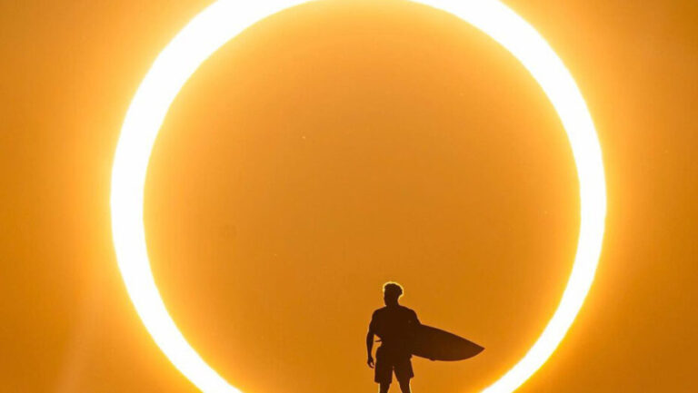 Foto de Ítalo Ferreira conseguiu unir atleta ao eclipse solar que pôde ser visto no Rio Grande do Norte