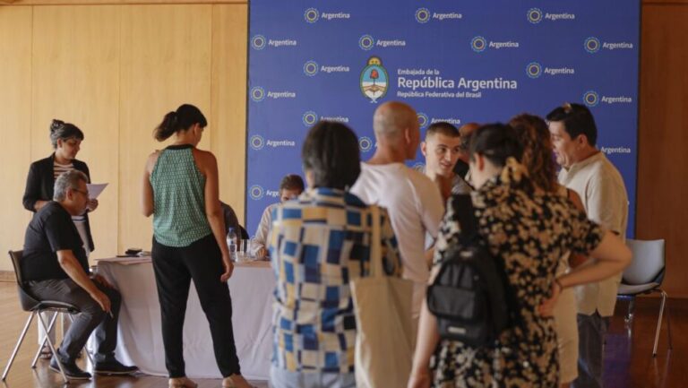 Argentinos vão até embaixada para votar. Foto: Joédson Alves/ Agência Brasil