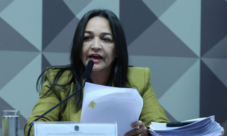 Brasília (DF) 17/10/2023 A relatora e senadora Eliziane Gama durante leitura do relatório final da CPMI do Golpe. Foto Lula Marques/ Agência Brasil