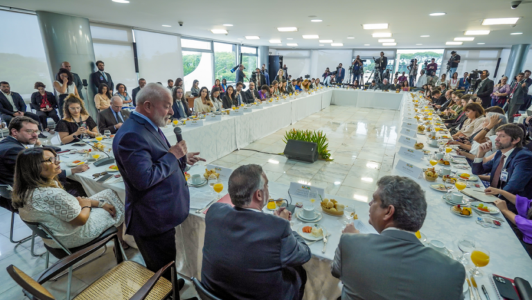Lula durante café da manhã com jornalistas. Foto: Rafa Neddermayer/Agência Brasil.