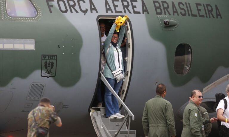 São Paulo SP 13/10/2023 Operação Voltando em Paz -  Aeronave KC-390 Millennium, pousa na Base Aérea de Guarulhos com 64 brasileiros retirados  da área de conflito em Israel.   Foto Paulo Pinto/Agência Brasil