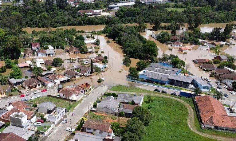 14/10/2023, Rio Negro alagada pelas chuvas. Temporais no Paraná: quase 57 mil pessoas foram afetadas, mais de oito mil estão desalojadas ou desabrigadas no estado. Foto: Prefeitura de Rio Negro-PR