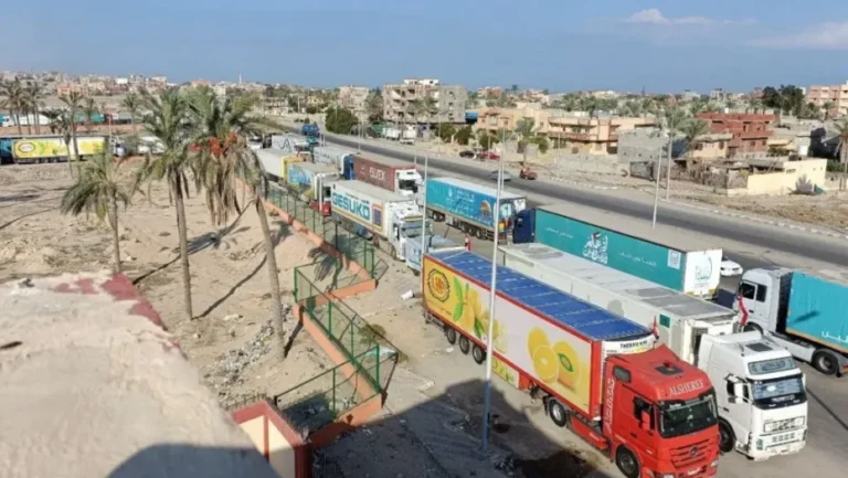 Vista de caminhões com ajuda humanitária para os palestinos, enquanto aguardam a reabertura da passagem de Rafah para entrar em Gaza / 16/10/2023 REUTERS/Stringer