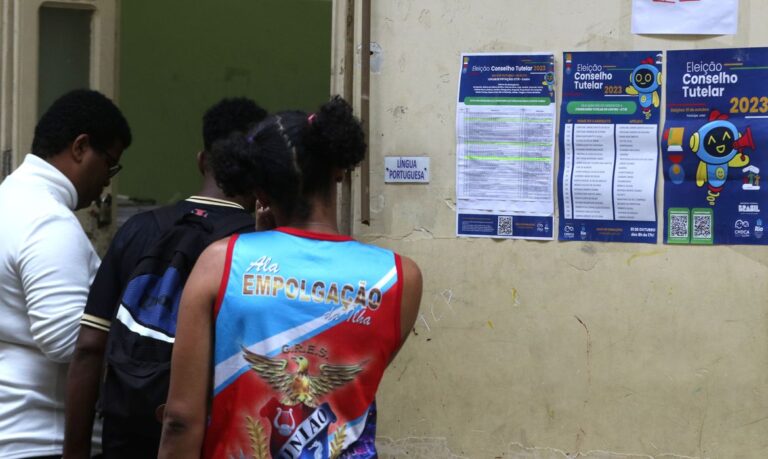 Rio de Janeiro (RJ), 01/10/2023 - Eleitores comparecem em posto de votação de eleição para conselhos tutelares, na Escola Municipal Celestino da Silva, região central da cidade. Foto:Tânia Rêgo/Agência Brasil