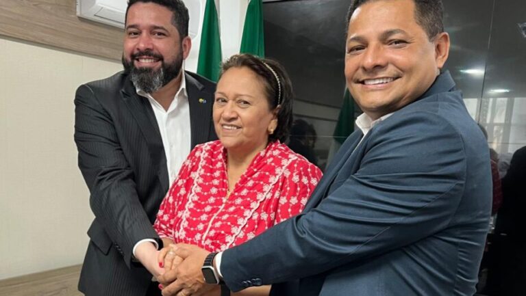 Governadora Fátima Bezerra ao lado do prefeito de SGA e presidente dos Correios / Foto: divulgação