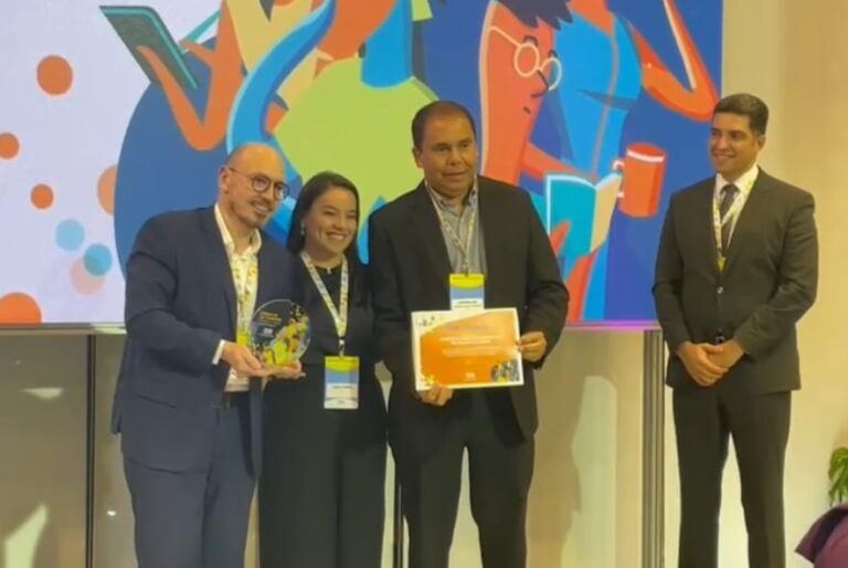Imagem do promotor de Justiça Erickson Barros e do servidor do MPRN Alexandre Lima recebendo o troféu do Prêmio IEL de Talentos.