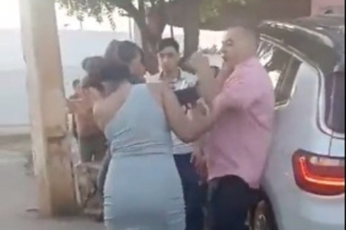 O delegado do Ceará brigou com outras pessoas na rua e agrediu a mulher. Foto: Reprodução/Redes Sociais